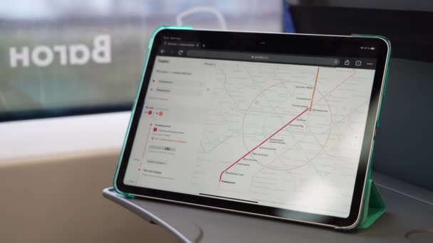 Moscovo mapa do metro no computador tablet no trem — Vídeo de Stock