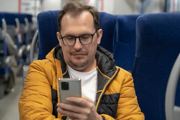 Müder Mann fährt in S-Bahn — Stockfoto