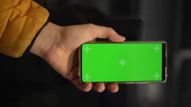 Adam elektronik dökümanlı bir akıllı telefon gösteriyor