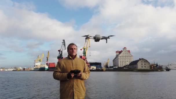 Pilote de drone en arrière-plan du port — Video