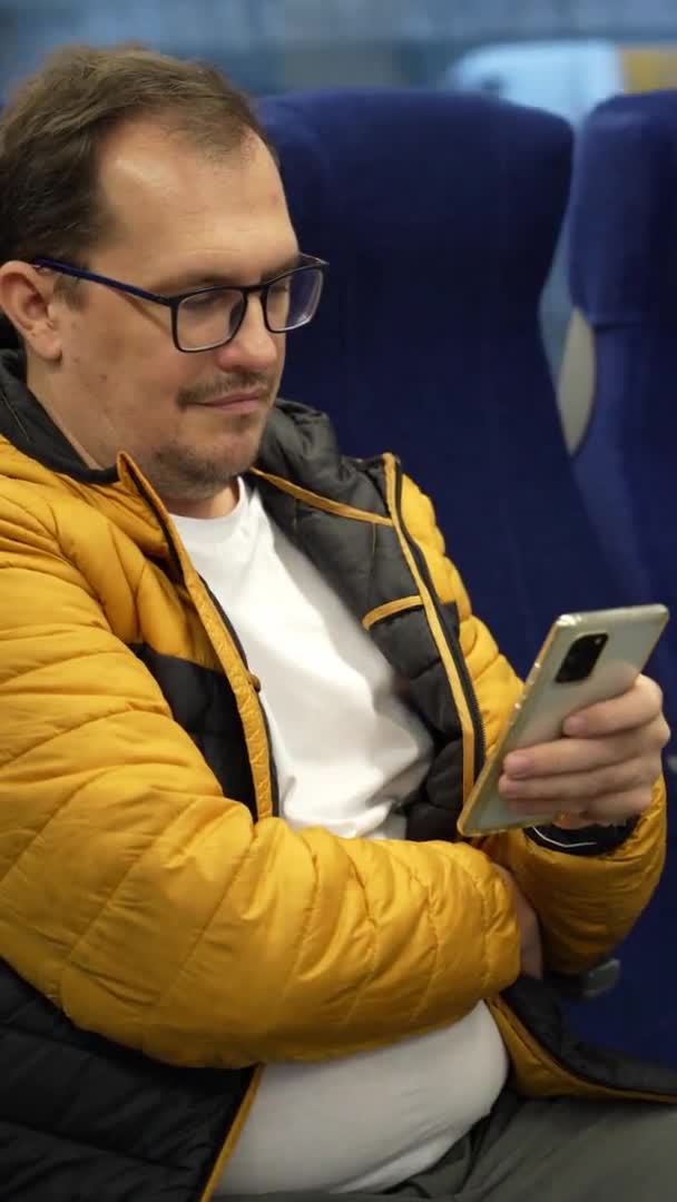 Unavený muž jezdí příměstským vlakem — Stock video