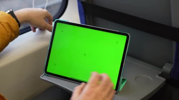 Homem segurar computador tablet com chromakey — Vídeo de Stock