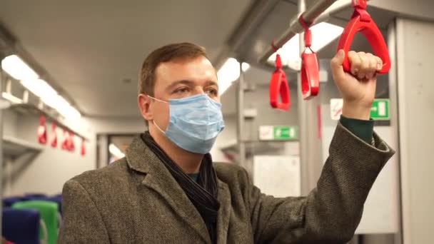 Müder Mann fährt in S-Bahn — Stockvideo