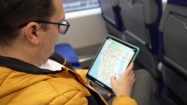 Mappa del metro su tablet in treno — Video Stock