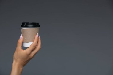 Stüdyoda sağ el tutarak Beyaz Kağıt Sıcak Kahve Fincanı Götürün.