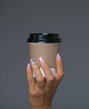 Stüdyoda sağ el tutarak Beyaz Kağıt Sıcak Kahve Fincanı Götürün.