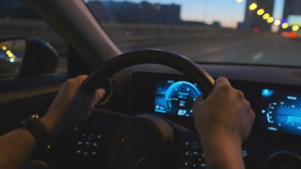 Éjszakai utazás egy modern autóban digitális műszerfallal. — Stock videók