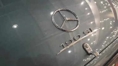 Mercedes Üzerinde Amblem Logosu - Benz Araba