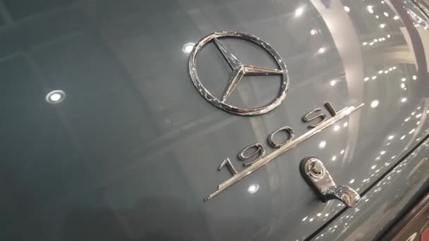 Logotipo del emblema en Mercedes - Benz Car — Vídeo de stock