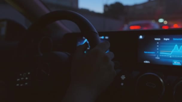 Їзда вночі в сучасному автомобілі з цифровою панеллю приладів . — стокове відео