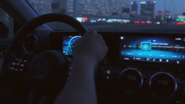 Monter la nuit dans une voiture moderne avec un tableau de bord numérique. — Video