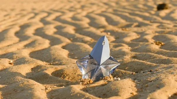 Kayıp Yıldız Parfümü Şişesi Kıyıda Gelgitte — Stok fotoğraf