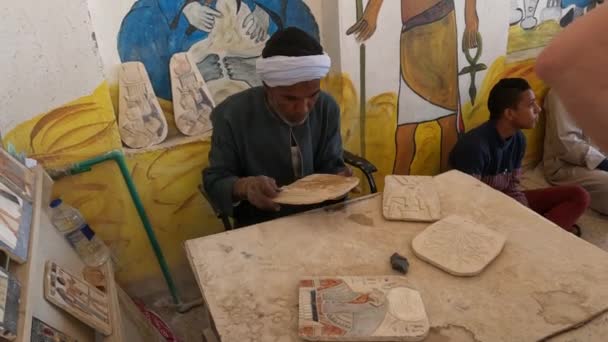 Luxor Egypt 2021年12月 エジプト ルクソールの石切り工房 — ストック動画