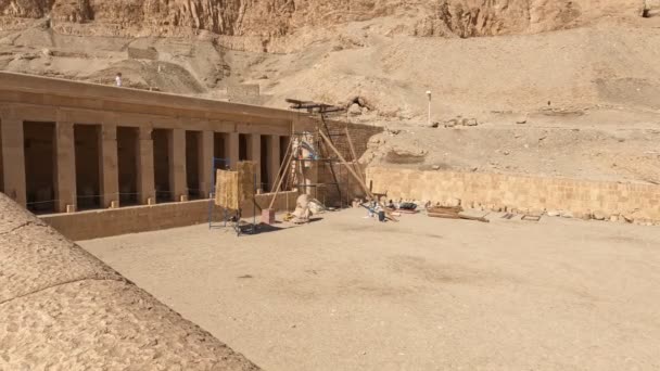 エジプトのルクソール近くのハトシェプストの寺院 考古学者は壁を修復する 2022年2月7日Luxor Egypt — ストック動画