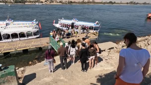 Feb 2022 Luxor Egypt Традиционная Египетская Моторная Лодка Группой Туристов — стоковое видео