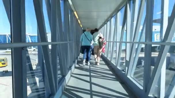 人々は航空橋を通って飛行機に行く2月05 2022 Hurghada Egypt — ストック動画