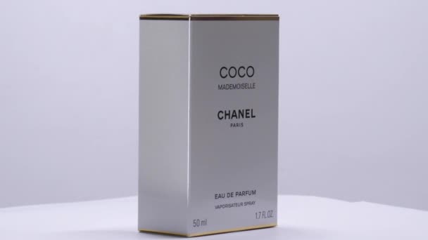 Coco Chanel Matmazel Stüdyoda Parfüm Şişesi Rotasyonu Olan Bir Kutu — Stok video