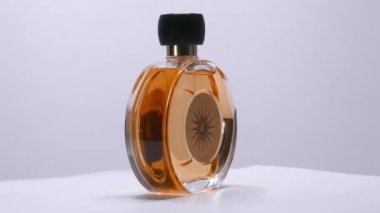 Terraccota le Parfum, Guerlain parfüm şişesi rotasyonu stüdyoda. MAR 02 2022 LONDON GB