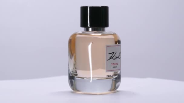Koul Tokyo Shibuya Autorstwa Karla Lagerfelda Rotacja Butelek Perfum Studio — Wideo stockowe
