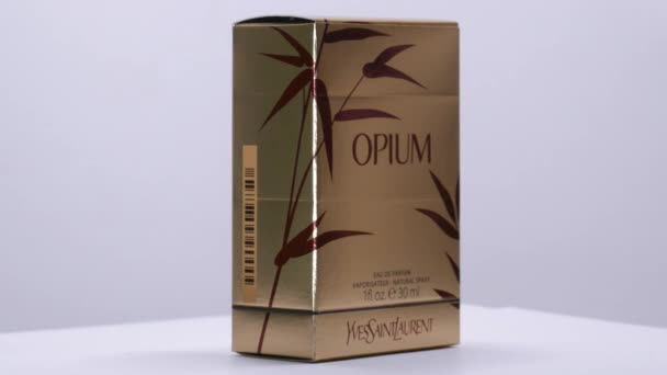 Opium Yves Ssaint Laurent Box Rotowaniem Butelek Perfum Studio Mar — Wideo stockowe