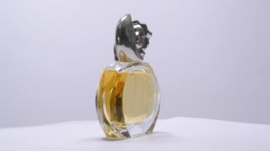 Lune 'un ruhu. Stüdyoda parfüm şişesi rotasyonu. MAR 02 2022 Londra İngiltere