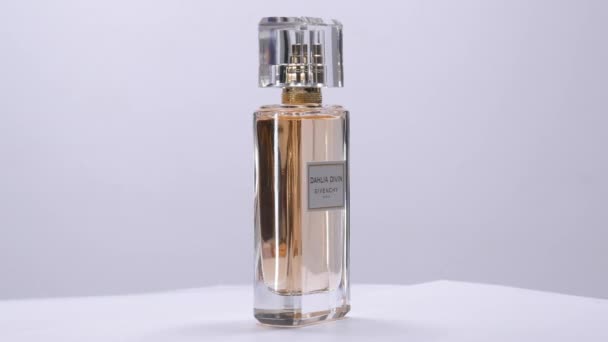 Dahlia Divin Givenchy Rotation Der Parfümflasche Studio Mar 2022 London — Stockvideo