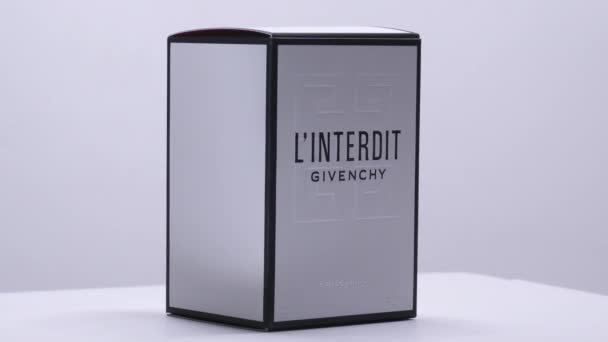 Givenchyによるインタビュー スタジオで香水ボトルの回転とボックス 2022年3月2日ロンドンGb — ストック動画