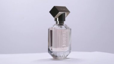 Koku, Hugo Boss. Stüdyoda parfüm şişesi rotasyonu. MAR 02 2022 Londra İngiltere