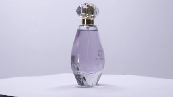 Intrygująca Rotacja Butelek Perfum Avona Studio Mar 2022 London — Wideo stockowe