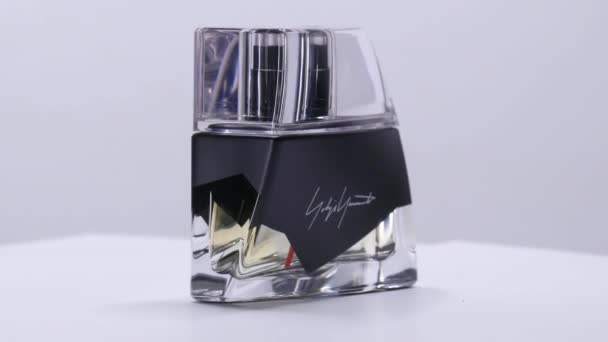 Johji Yamamoto Parfume Вращение Бутылки Студии Mar 2022 Lodon — стоковое видео