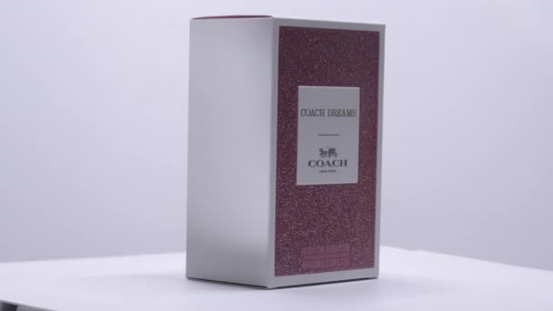 Coach Dreams Box Rotowaniem Butelek Perfum Studio Mar 2022 London — Wideo stockowe