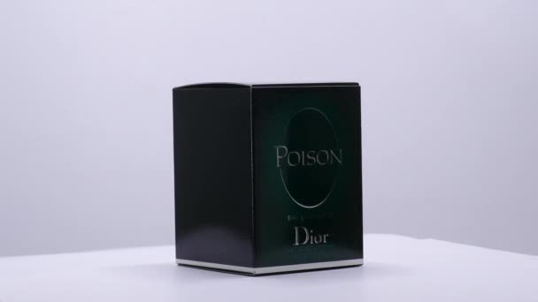 Stüdyoda Parfüm Şişesi Rotasyonlu Zehirli Dior Box Mar 2022 Londra — Stok video