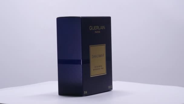 Shalimar Guerlain Box Tan Parfüm Şişesi Rotasyonu Stüdyoda Mar 2022 — Stok video