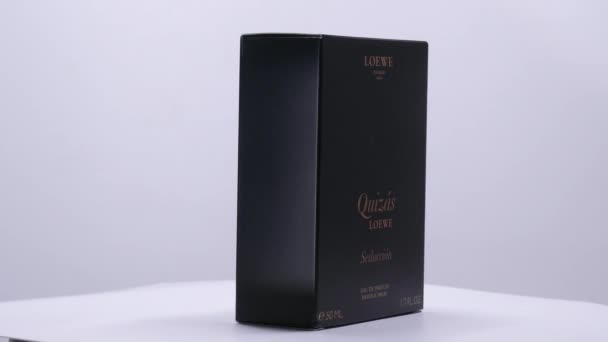 Loewe Quizas Stüdyoda Parfüm Şişesi Rotasyonu Için Kutu Mar 2022 — Stok video