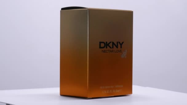 Nectar Love Dkny Box Con Rotazione Della Bottiglia Profumo Studio — Video Stock