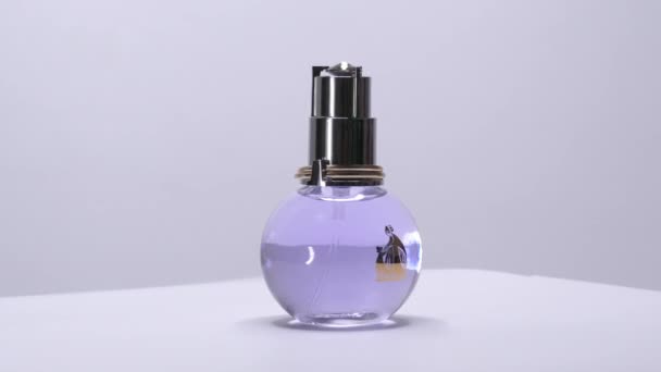 スタジオでランバン香水ボトルの回転 2022年3月2日ロンドン — ストック動画
