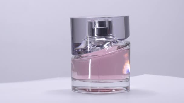 Hugo Boss Femme Parfume Вращение Бутылки Студии Mar 2022 London — стоковое видео