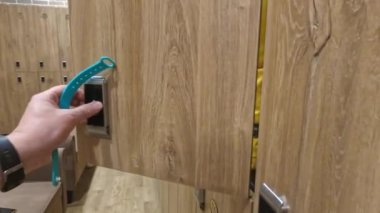 Umumi soyunma odasındaki dolap için modern elektronik kilit