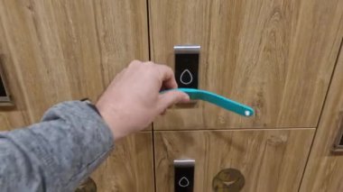 Umumi soyunma odasındaki dolap için modern elektronik kilit