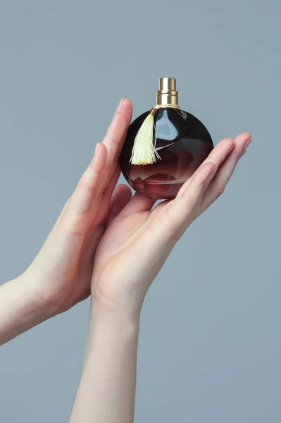 Botella Perfume Hermosas Manos Mujer — Foto de Stock