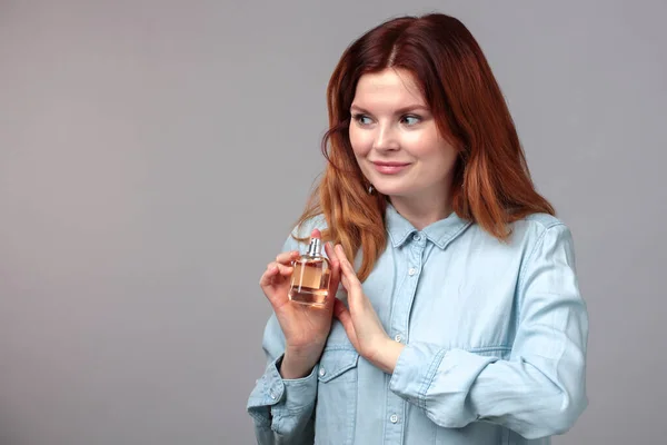 Flacon Parfum Dans Les Mains Femme Portant Jean Bleu Porter — Photo