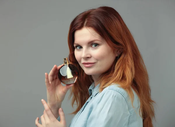 Parfumflesje Handen Van Een Vrouw Die Blauwe Jeans Draagt — Stockfoto