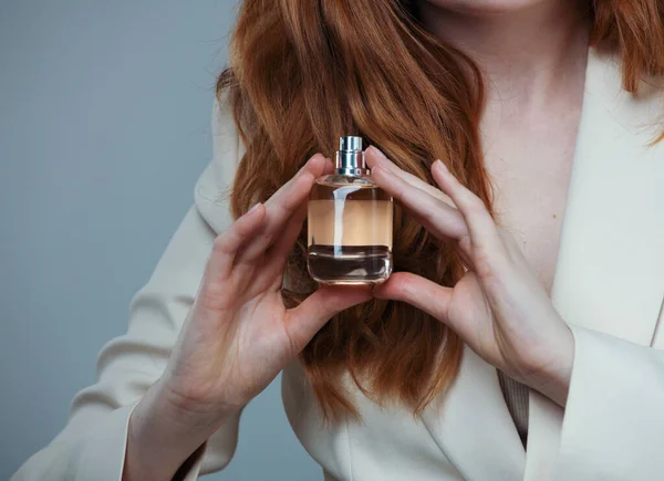 Parfum Fles Mooie Rode Haar Vrouw Handen Selectieve Focus — Stockfoto