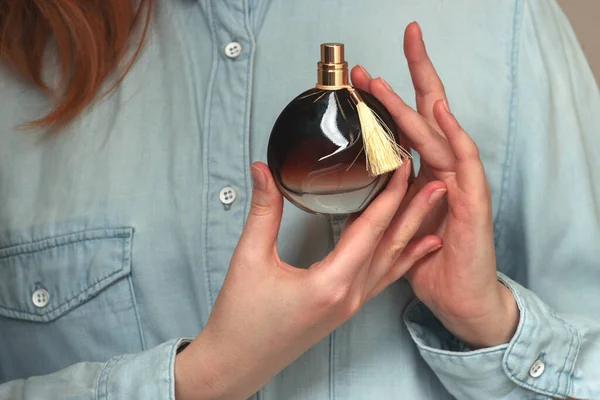 Perfume Bottle Hands Woman Wearing Blue Jeans Wear — Stock Photo, Image