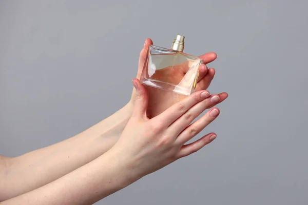 Flacon Parfum Dans Belles Mains Femme — Photo