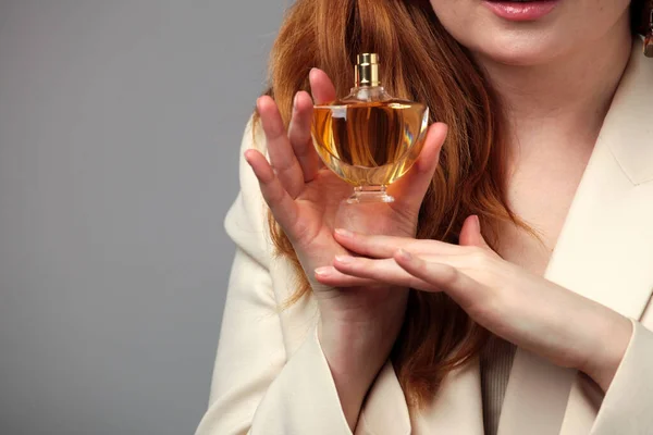 Botella Perfume Hermosas Manos Mujer Pelo Rojo Enfoque Selectivo — Foto de Stock