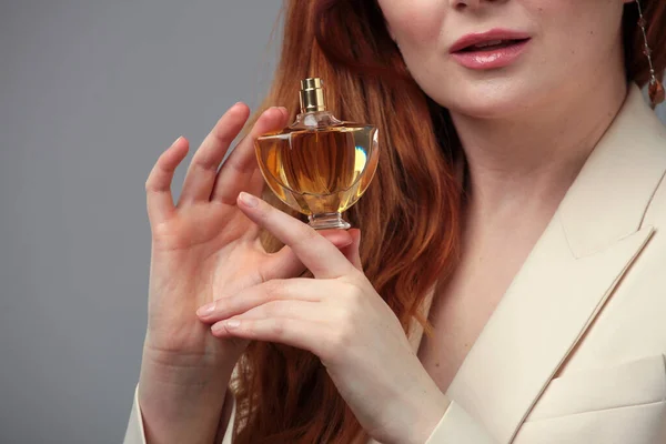 Parfum Fles Mooie Rode Haar Vrouw Handen Selectieve Focus — Stockfoto