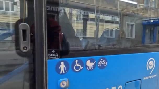 Открытие дверей в общественном транспорте — стоковое видео