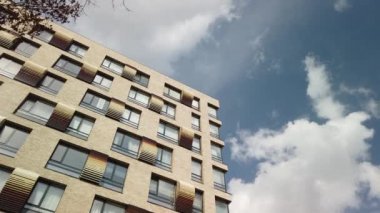 Çok katlı bir apartmanın dış cephesi, pencereleri ve balkonları. Hiperlapa görüntüsü.
