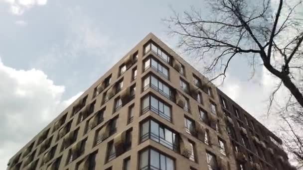 Exterior de un edificio de apartamentos de varios pisos de gran altura: fachada, ventanas y balcones. Imágenes de hiperlapso. — Vídeo de stock